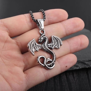Collier pendentif dragon ailé vintage en argent avec détails fins tenu à la main