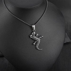 Detail der Eidechsen-Halskette mit realistischen Schuppen und eleganter Box-Kette
