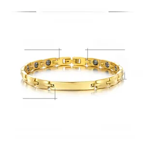 Vue détaillée du bracelet en acier inoxydable doré avec des éléments magnétiques