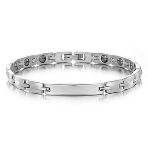 Détail macro du bracelet en acier inoxydable poli avec inserts de magnétothérapie noirs