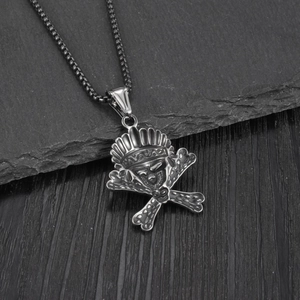 Collana con ciondolo teschio e ossa vintage per uomo con copricapo di piume su pietra