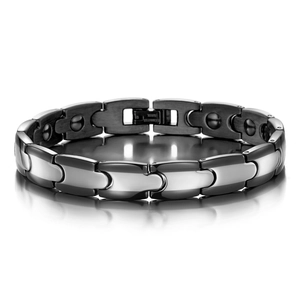 Nahaufnahme eines magnetischen Gliederarmbands in poliertem Silber und mattem Schwarz