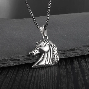 Pendentif tête de cheval style punk en acier inoxydable poli sur fond de roche sombre