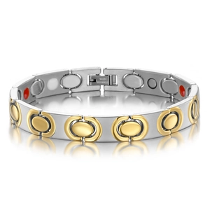 Detail van tweekleurige roestvrijstalen magnetische armband met 18K goud en veilige sluiting