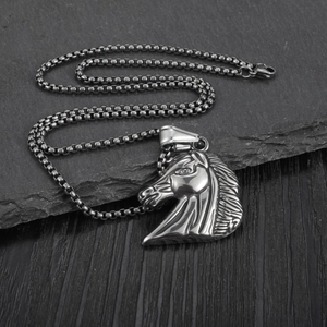 Détail macro d'un pendentif tête de cheval de style punk vintage en acier inoxydable