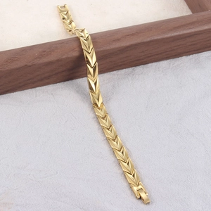 Bracelet magnétique géométrique en plaqué or avec maillons en V et finition polie