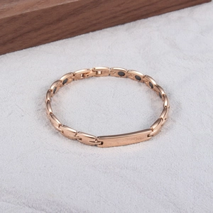 Vue détaillée du bracelet de magnétothérapie en or rose avec maillons polis