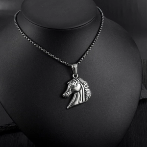 Vue détaillée du pendentif tête de cheval punk sur un mannequin de cou noir