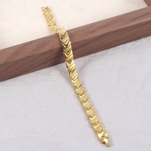 Bracelet à maillons en V en acier inoxydable doré pour femmes avec motif flèche et fermoir