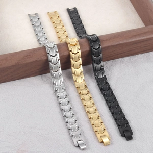 Bracciale magnetico da uomo in toni argento oro e nero con uno stile industriale deciso