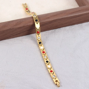 Bracelet de magnétothérapie en acier doré avec maillons en V et incrustations tricolores