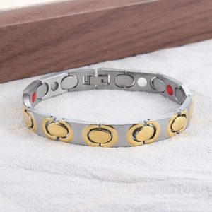 Detailweergave van de interne magnetische kralen op deze zilver- en goudkleurige armband