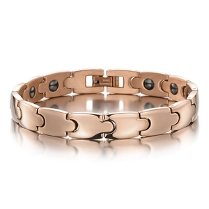 Detail eines roségoldenen Edelstahlarmbands mit Magnetsteinen und Faltverschluss für Damen