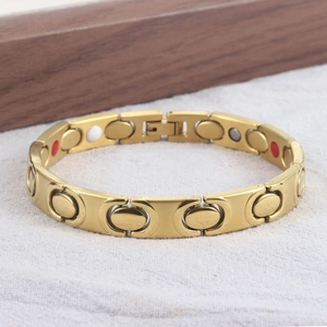 Detail van 18K gouden magnetische therapie armband met gekleurde gezondheidsstenen en sluiting