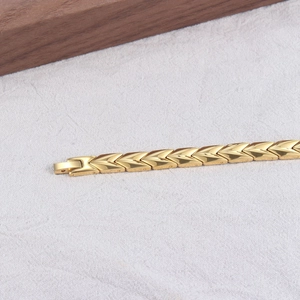 Bracelet magnétique tendance doré pour femme avec maillons en flèche et finition polie miroir