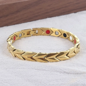 Vue détaillée d'un bracelet de magnétothérapie avec maillons en flèche et pierres de soin