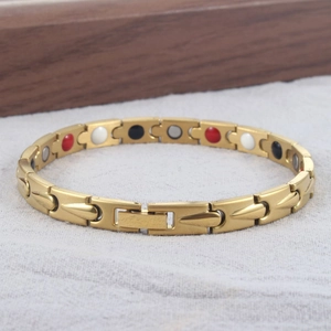 Detailansicht des goldenen Magnetarmbands aus Titanstahl mit bunten Therapiemagneten