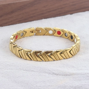 Détails du bracelet en titane doré avec maillons fléchés et aimants de magnétothérapie