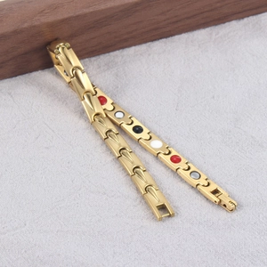Poliertes Gold-Titanstahl-Magnettherapie-Armband mit Tropfengliedern und Gesundheitsperlen