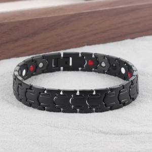 Dettaglio del bracciale per magnetoterapia nero opaco con pietre rosse e bianche