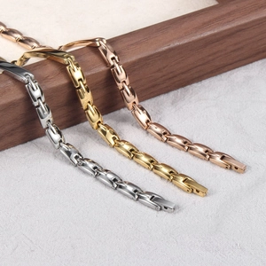 Détails de bracelets polis pour femmes en finitions argent, or et or rose élégants