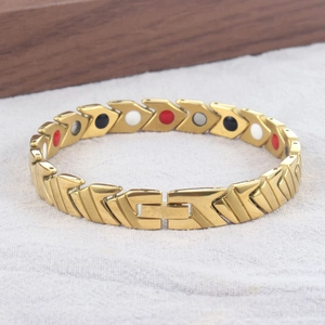Détail de bracelet en acier inoxydable doré avec maillons en V et aimants de thérapie