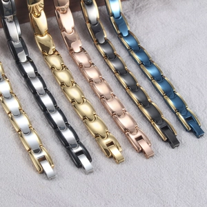 Magnetische Armbänder im Bullet-Design in sechs zweifarbigen Edelstahl-Ausführungen