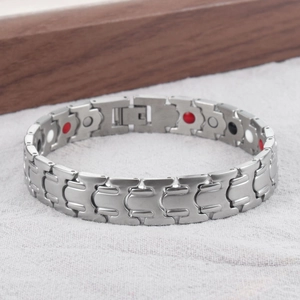 Dettaglio del bracciale magnetico argento con pietre curative e chiusura pieghevole