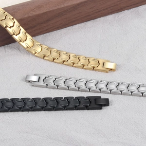 Dettaglio di bracciali magnetici con maglie a H in finiture oro, argento e nero
