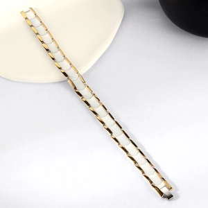 Bracelet énergétique en hématite dorée et céramique blanche avec un design à maillons géométriques