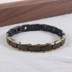 Detailansicht des magnetischen Gliederarmbands aus schwarzem und goldenem Edelstahl
