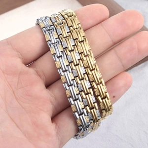 Nahaufnahme von Titanstahl-Armbändern mit Goldbeschichtung und Gliedern auf den Händen