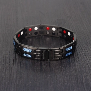 Bracciale magnetico da uomo nero con inserto in fibra di carbonio blu su legno scuro