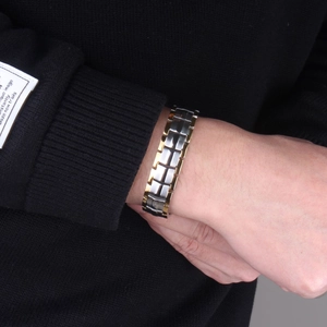 Zweifarbiges Herren-Magnetarmband aus Edelstahl mit polierten und gebürsteten Gliedern