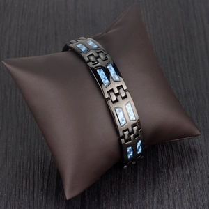 Bracciale magnetico nero da uomo in acciaio con inserto in fibra di carbonio blu su cuscino