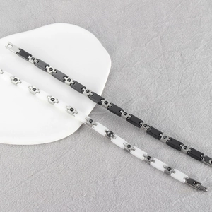 Dettaglio di bracciali magnetici in acciaio inossidabile con inserti in ceramica
