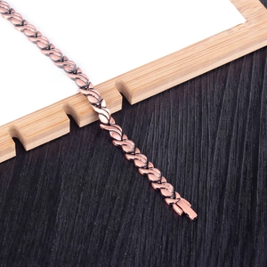 Detail eines Kupfer-Magnetarmbands mit blattförmigen Gliedern und Vintage-Finish