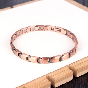 Détail du bracelet magnétique en cuivre rouge avec maillons en H et finition brossée