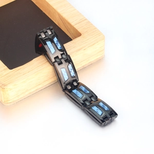 Dettaglio del bracciale magnetico da uomo con inserto in carbonio e accenti blu