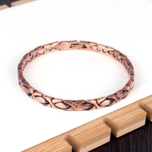 Detailansicht des Retro Kupfer Magnettherapie Armbands mit Fischschuppen Muster Gliedern