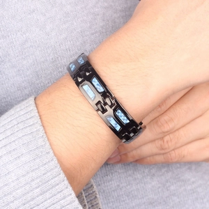 Bracciale magnetoterapia da uomo in acciaio nero con inserto in fibra di carbonio blu