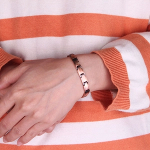 Bracelet magnétique en cuivre pour femme porté au poignet avec finition or rose