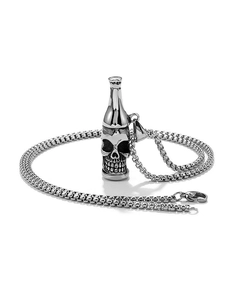 Détail du collier pendentif bouteille tête de mort argentée avec chaîne boîte robuste