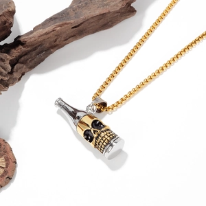 Collier gothique en acier titane avec pendentif bouteille crâne sur branche en bois