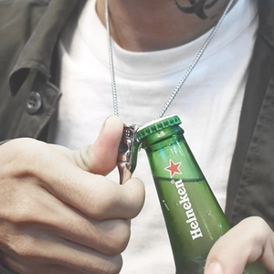 Collier pendentif décapsuleur crâne en acier inoxydable rétro pour hommes en action