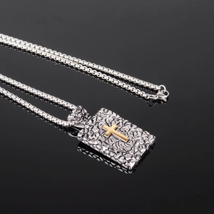 Pendentif croix rétro avec texture argentée sur une chaîne en acier inoxydable robuste