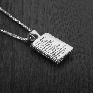 Collier pendentif croix rétro avec verset d'Ésaïe 41:10 sur fond de bois noir brossé
