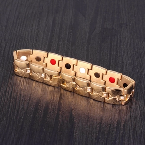 Détail du bracelet magnétique plaqué or 13 mm avec pierres d'énergie et cristaux