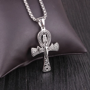 Vista detallada del colgante cruz Ankh con motivos egipcios y relieve de escarabajo