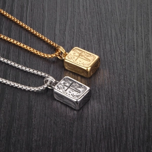 Collana vintage in acciaio al titanio con ciondolo quadrato a croce in rilievo unisex
